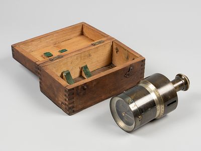 Геодезический гониометр (буссоль, компас). В деревянном футляре. Рубеж XIX- XX вв. Размер 