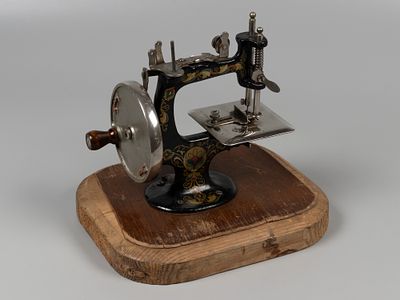 Детская швейная машинка. ПМЗ. СССР, 1930-1940-е. Металл, эмали, дерево. Высота 20 см., размер 