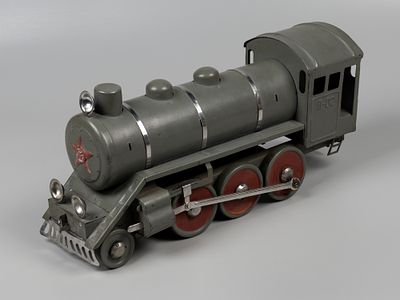 Механическая игрушка. Паровоз &laquo;Л-02&raquo;. СССР, 1940-1950 гг. Жесть. Размер 15,7х12,4х36,5 см Общее 