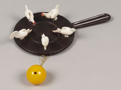 Динамическая игрушка. Клюющие курочки. СССР, 1960--1970-е. Пластик. Размер 18.5х11 см. Клеймо 