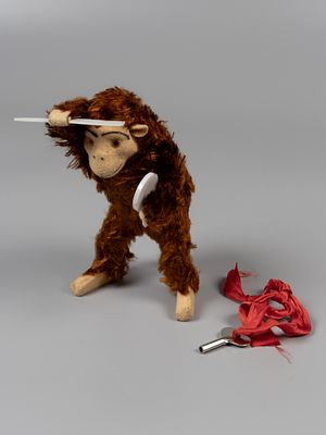 Механическая игрушка. Обезьяна. СССР, 1950-1970-е. Папье маше, пластмасса, иск.мех, стекло, велюр. 