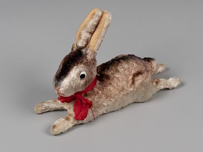 Механическая игрушка. Лежащий кролик. СССР, 1950-1970-е. Папье маше, пластмасса, иск. мех, ткань. 