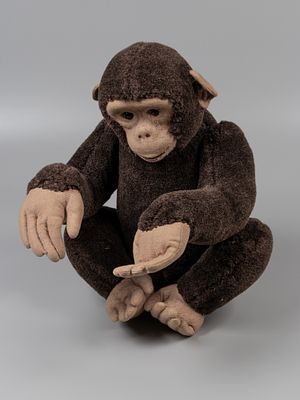 Игрушка. Обезьяна. Вт. пол. ХХ в. Плюш, опилки. Высота около 30 см. Следы бытования. В целом 