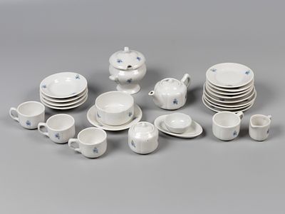 Кукольный столовый сервиз. 24 предмета. Дулево, 1956 г. Фарфор, деколь. На основаниях марки 