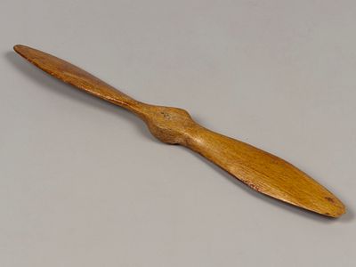 Пропеллер от модели самолета. Сер. ХХ в. Дерево. Длина 22.5 см. Следы бытования. В целом в 