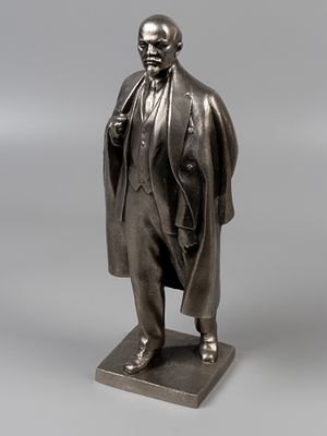 Статуэтка. Коммунист В.И. Ленин Ск. Сычев. Ленинград, 1970-е. Силумин. Высота 33 см. Подпись в 