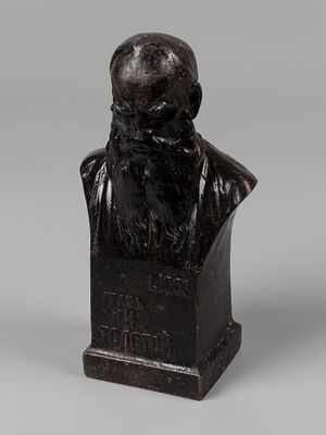 Бюст. Граф Л.Н. Толстой LXXX. Куса, 1908. Чугун, литье. Бюст выполнен к 80-летию писателя на 
