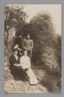 Офицер РИА (кавалерист) с дамами на прогулке. Редкий знак. Фотографическая открытка. Начало ХХ в. 