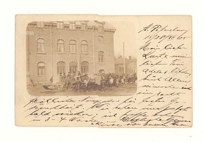 С.-Петербург. Группа возниц с санями перед зданием. Кормление лошадей. Фотооткрытка до 1905 г. О 