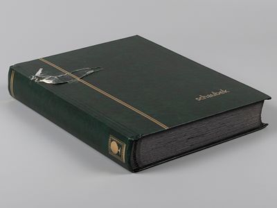 Кляссер "Шаубек" (32 листа, из которых 22 заполнены) с почтовыми марками по теме "Шахматы". 