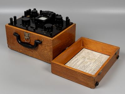 Потенциометр постоянного тока КП-59. ЛТК, Советская Украина, 1960-е. Карболит, дерево, металл. Р