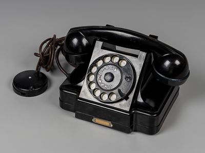 Дисковый телефон Тан-5. Пермский телефонный завод, 1964 г. Карболит, металл. Размер 22х14х14