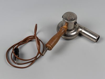 Фен для волос. Завод им. Лепсе. Москва, 1930-е. Сталь, дерево. Размер 15х19 см.