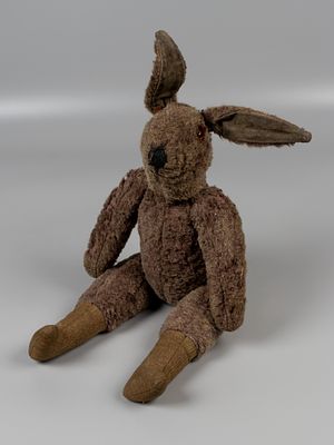 Игрушка. Заяц. Пер. пол. XX в. Плюш, опилки, стекло, шерсть. Длина 49 см. Штопки на правой ноге