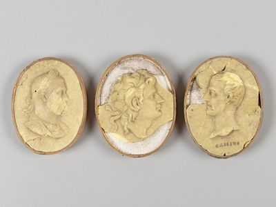 Античные профили (3 шт) XVIII в. Резьба по камню (известняк?). Размер 5,7х4,3 см. Владельческие
