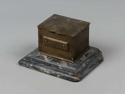 Шкатулка для перьев. Рубеж XIX-XX вв. Мрамор, бронза. Высота 7,5 см. Следы окисления. Царапинки