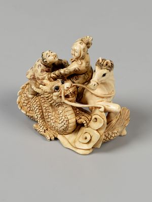 Нэцкэ. Эпическая сцена. Китай (?), XX в. Кость, тонировки, инкрустация. Высота 3,8 см. На