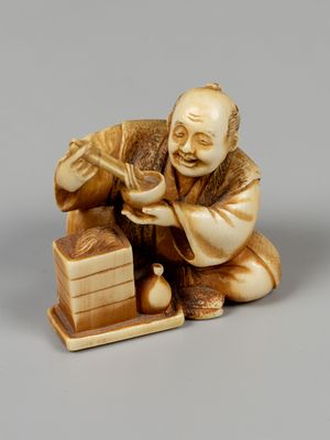 Нэцкэ. Японец за трапезой. Кон. XIX в. Кость, тонировки. Высота 3,5 см. На основании као «隆民» -