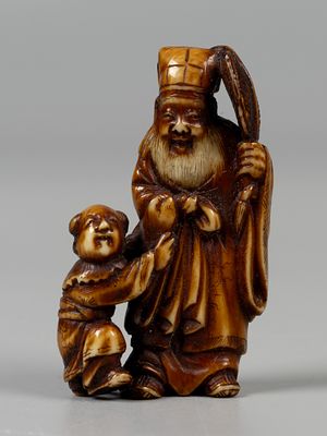 Нэцкэ. Наставник с учеником. Руб. XIX-XX вв. Кость, тонировки. Высота 4 см. Као на спине фигуры