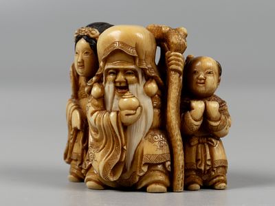 Нэцкэ. Фукурокудзю и Бэнтэн с карако. Кон. XIX в. Кость, тонировки. Высота 3,5 см. На основании