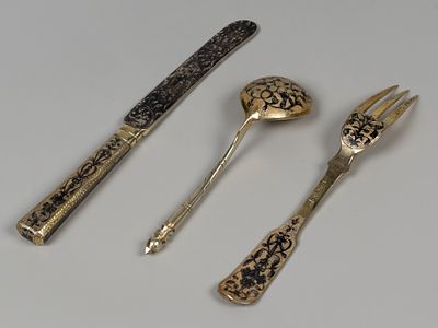 Сазиков. Набор эгоист: вилка, ложка, нож. Москва, 1820 г. Бел. металл, золочение, чернь. Вес