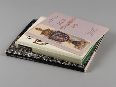 Три книги о хрустале. 1. Воронов Н. В., Дубова М. Н. Невский хрусталь: очерки основных этапов 