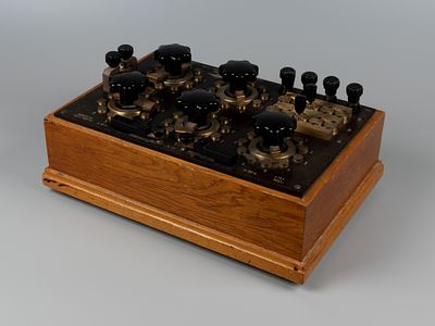 Мост постоянного тока МО-47. СССР, 1961 г. Металл, латунь, дерево. Размер 10х39х27 см. 