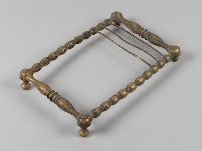 Бронзовая рама от счет. Нач. ХХ в. Размер 24х17х3 см. Следы бытования. Сильное загрязнение. 