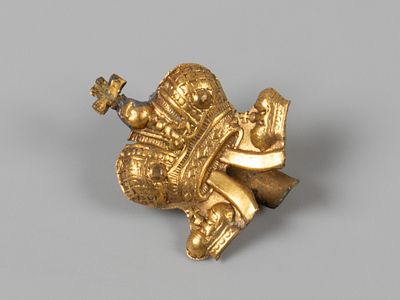 Деталь украшения амуниции. Императорская корона. Рубеж XIX-XX вв. Латунь, золочение. Размер 