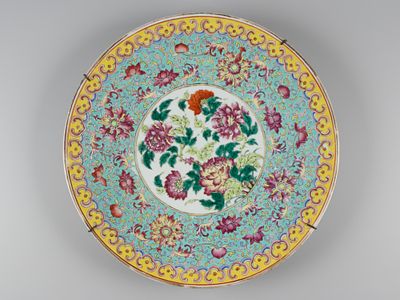 Famille rose. Блюдо декоративное. Цветы на голубом фоне. Китай, руб. XIX-XX вв. Фарфор, эмаль. Д 