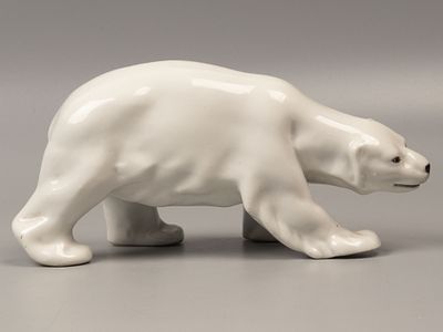 Статуэтка. Белый медведь. Авт. В.И. Блохин. ЛФЗ, 1930-е. Фарфор. Размер 8,6х18,5х7,2 см. На 
