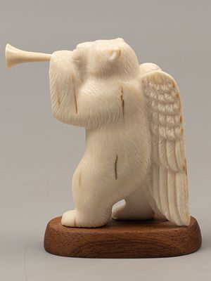 Авт. Моисеев В. Медведь-трубадур. Москва, 2012 г. Бивень мамонта, дерево, резьба. Размер 8 