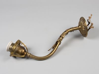 Бра с выключателем. Начало ХХ в. Латунь. Длина 31 см. Родной фарфоровый патрон под лампочку и 