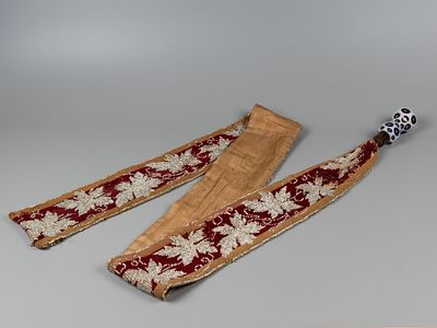 Сонетка. Полотно со стеклянной ручкой для вызывного звонка. Вышивка, стеклярус. Начало ХХ в. Дли 