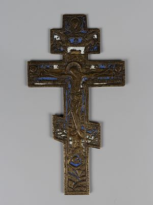 Старообрядческий киотный крест. Распятие Христово. XIX в. Медная пластика, две эмали. Размер 