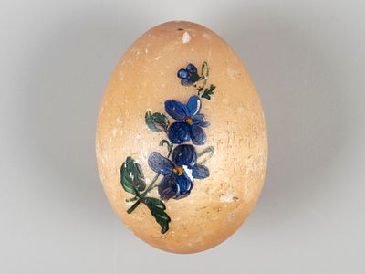 Пасхальное яйцо. Пер. пол. ХХ в. Камень (кошачий глаз?), роспись. Высота 5,4 см. Многочисленные 