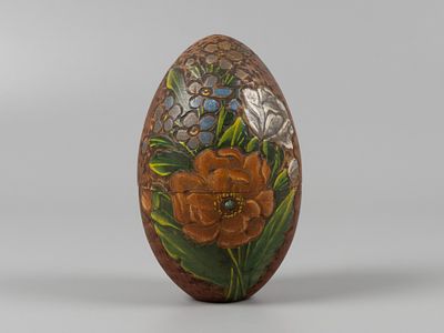 Яйцо пасхальное "ХВ" с цветком. Начало ХХ в. Дерево, пирография, резьба, роспись. Размер 10х6 