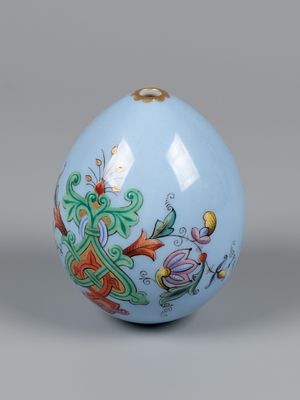 Пасхальное яйцо голубого крытья со стилизованным орнаментом. ИФЗ, руб. XIX-XIX вв. Фарфор 