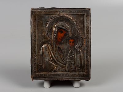 Икона в окладе. Казанская Пресвятая Богородица. XIX в. Дерево, масло, бархат; бел. металл 