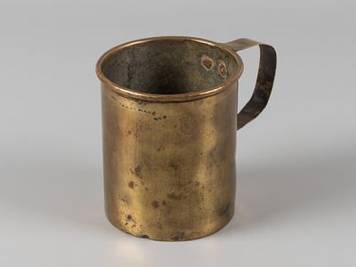 Фаберже. Медная кружка. Первая мировая война. Петроград, 1914 г. Высота 10 см. Клеймо на 