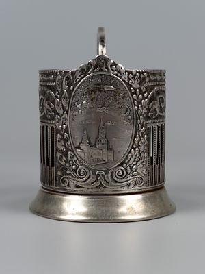 Подстаканник. Ночной Кремль. Кольчугинский завод, 1957-1962 гг. Мельхиор. Высота 10,5 см. На 