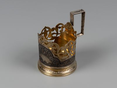 Кубачи. Подстаканник. Артель Художник. 1957 г. Бел. металл, чернение, штихель, позолота. Вес 93 