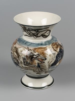 Худ. Баранова Т.Б. Ваза в авторской росписи "Охота". Форма В.Г. Ярового. ЛЗФИ, 1991 г. Фарфор 