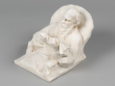 Статуэтка. Л.Н. Толстой в кресле. По модели Гинсбурга И.Я. ГФЗ, 1920-1930-е. Бисквитный фарфор. 