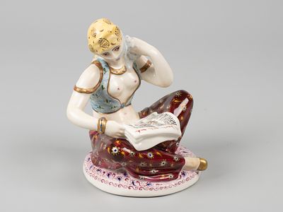 Статуэтка. Турчанка (Пробуждающийся Восток). В стиле Данько. Кон. XX в. Фарфор, роспись. Высота 