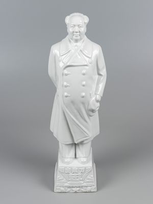 Статуэтка. Мао Цзэдун. Китай, XXI в. Фарфор. Высота 37 см. Без марок. На основании иероглифы 