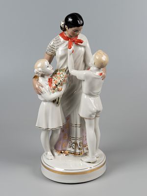 Статуэтка. Индира Ганди и пионеры. Авт. Самойлова Т. Д. Красный фарфорист. Чудово, 1957 г. 