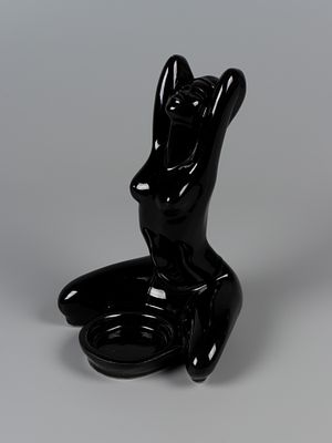 Статуэтка. Сидящая обнаженная. Кон. XX в. Фарфор, крытье. Высота 19 см. На основании красная 