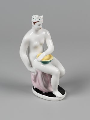 Статуэтка. Ню. Купальщица с тазом. Авт. Матвеев А.Т. ЛФЗ, 1960-е. Фарфор, роспись. Высота 15 см. 