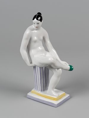 Статуэтка. Ню. Надевающая туфлю. Авт. Матвеев А.Т. ЛФЗ, 1960-е. Фарфор, роспись. Высота 18,5 